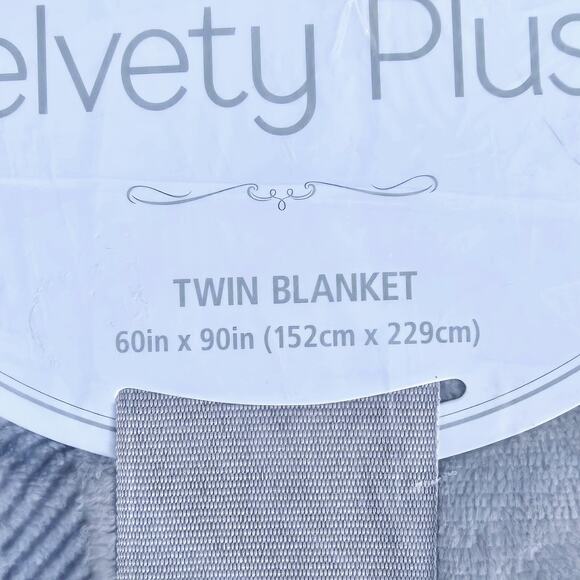 NIP Berkshire Velvety Plush Blanket Grey White Plaid Pattern Twin 60"x 90" Soft - Picture 2 of 4
